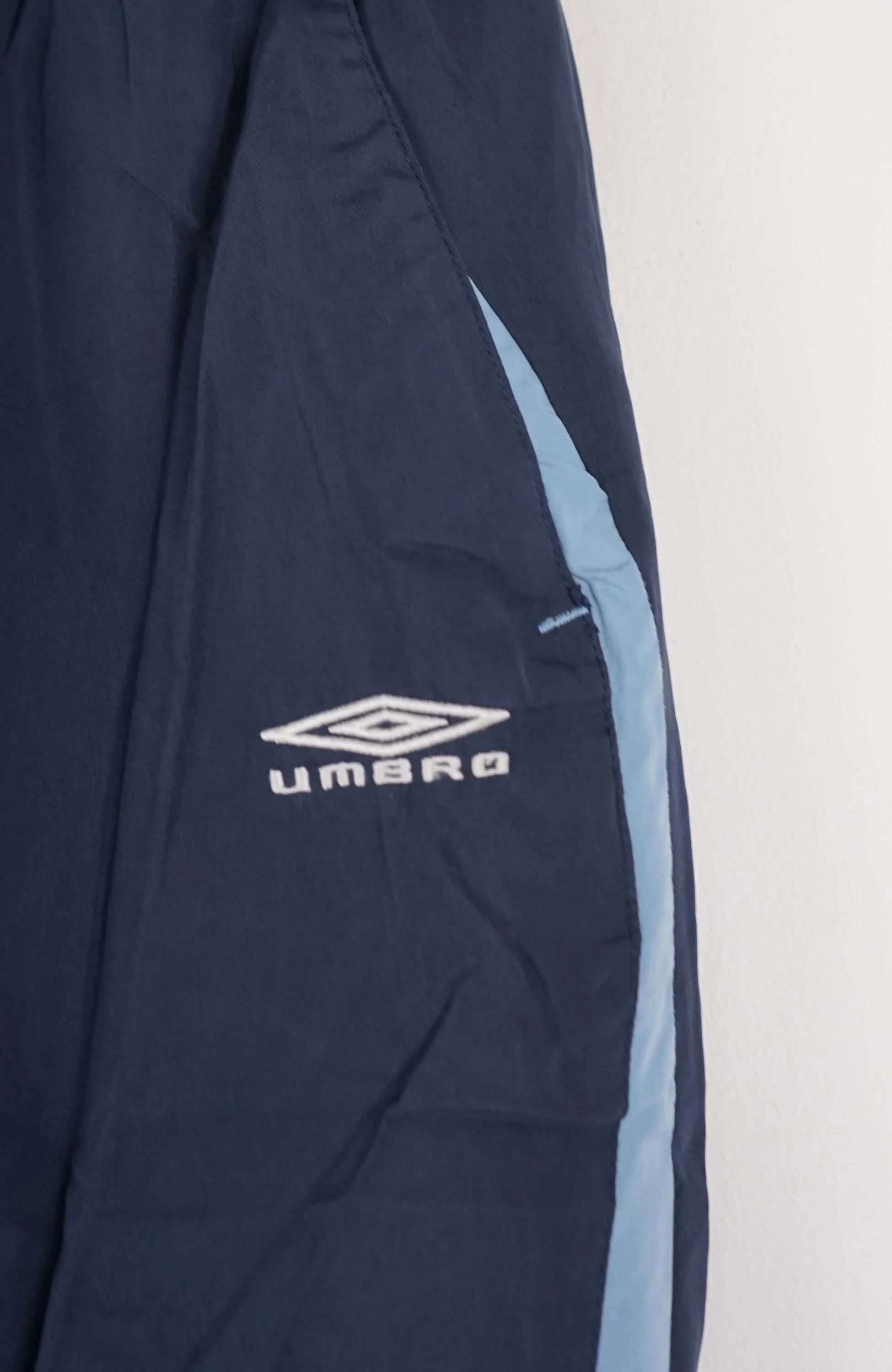 VINTAGE UMBRO TRACK PANT SHORTS (M) - Image 2