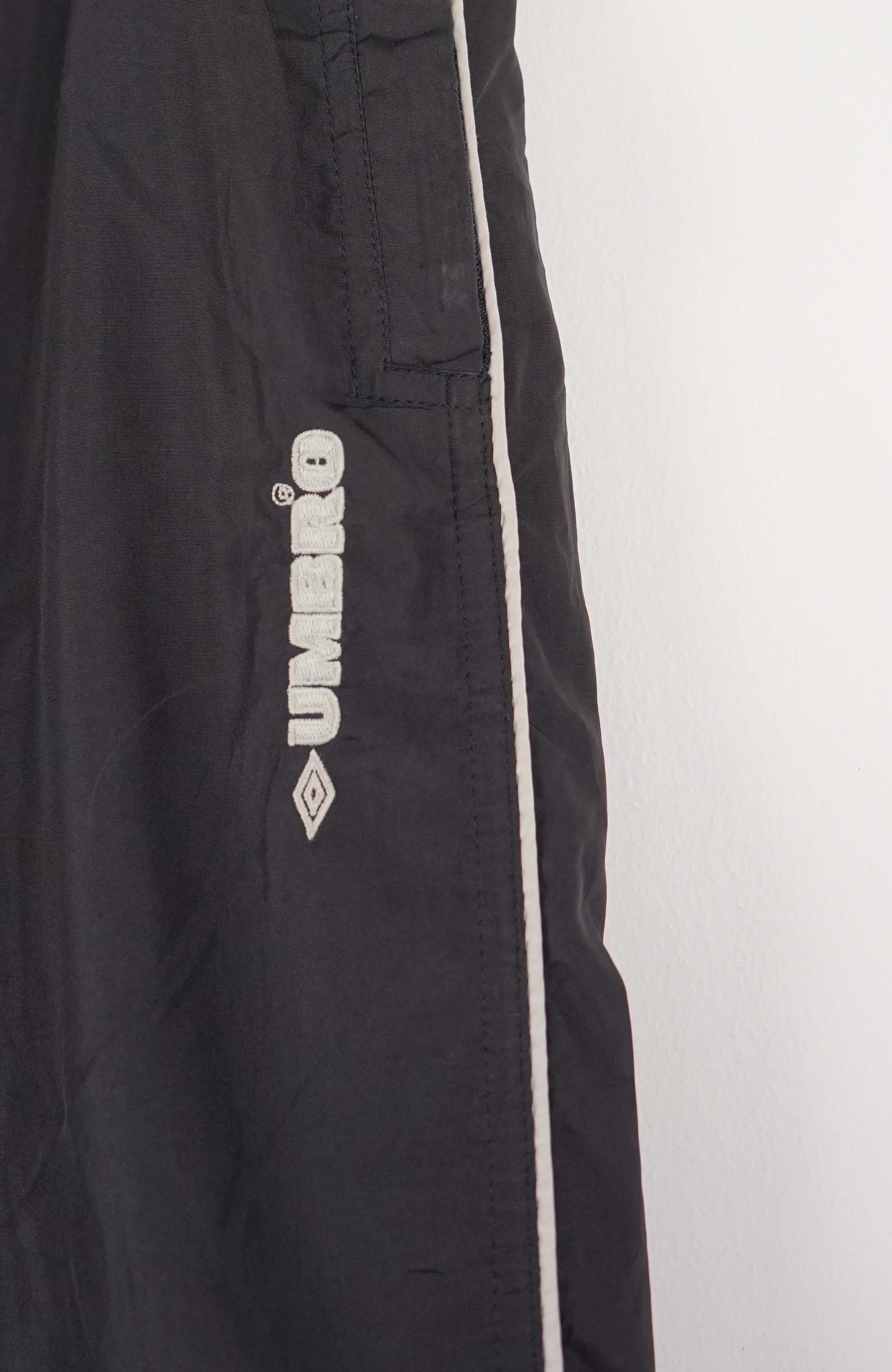 VINTAGE UMBRO TRACK PANT SHORTS (M) - Image 2