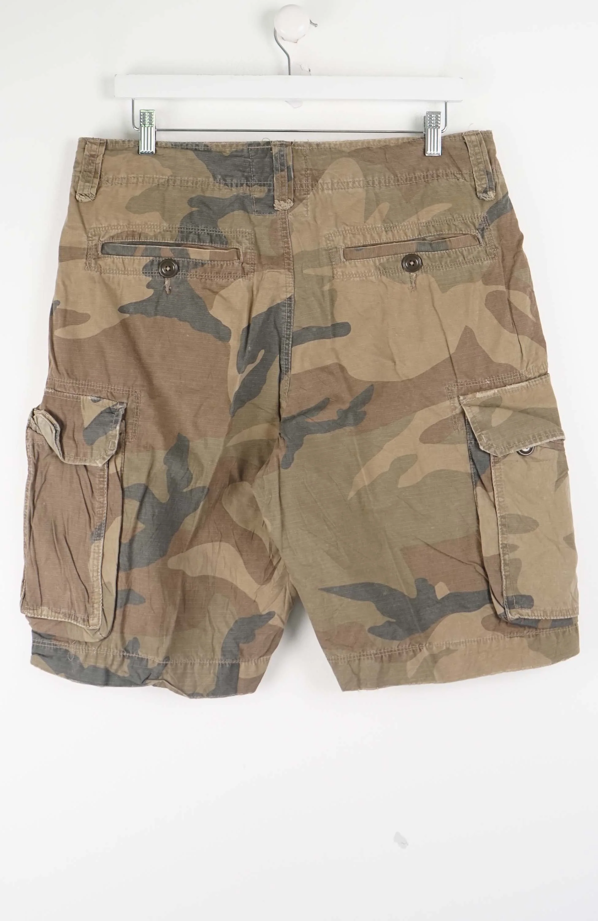 VINTAGE CAMO CARGO SHORTS W34 - Image 2