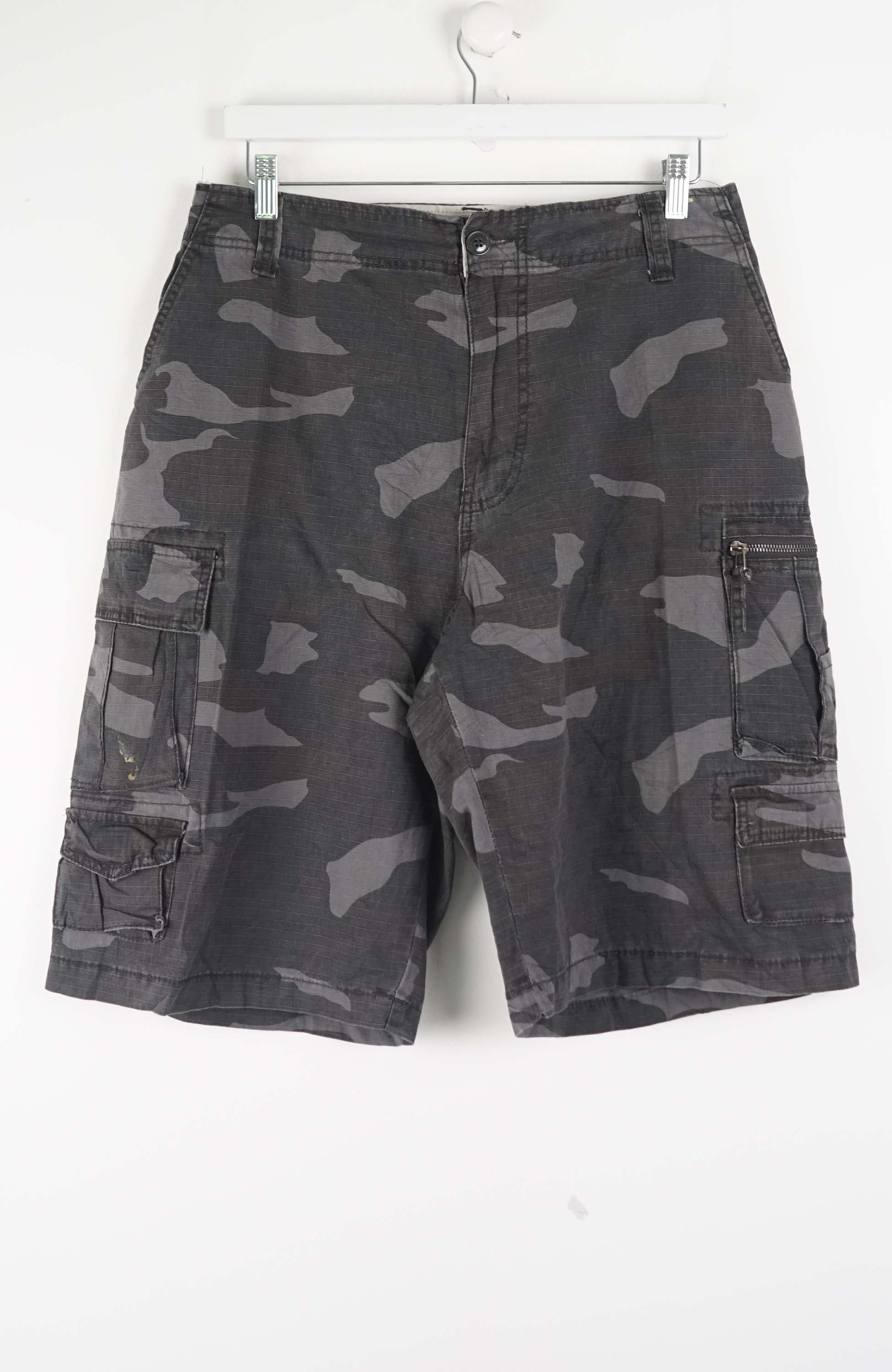 VINTAGE CAMO CARGO SHORTS W32