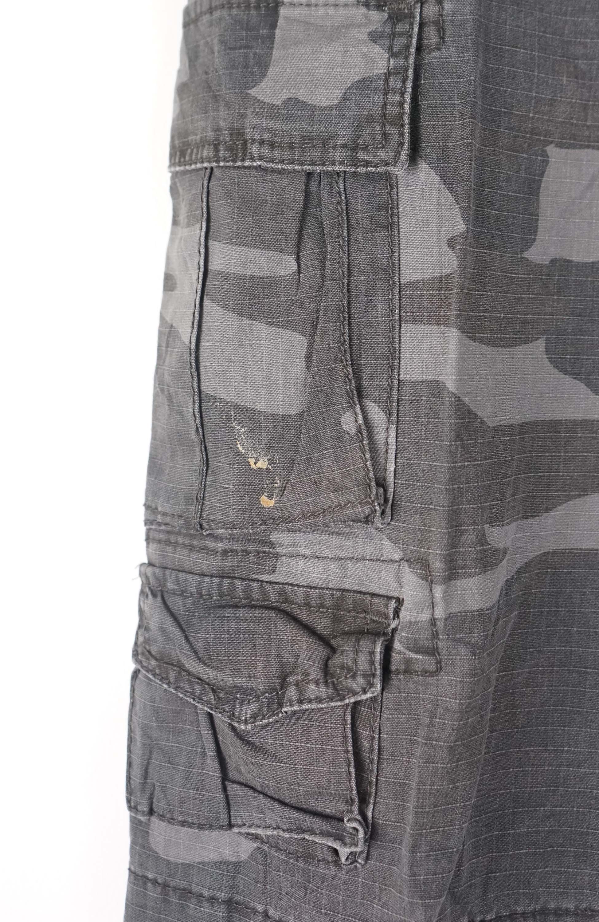 VINTAGE CAMO CARGO SHORTS W32 - Image 2