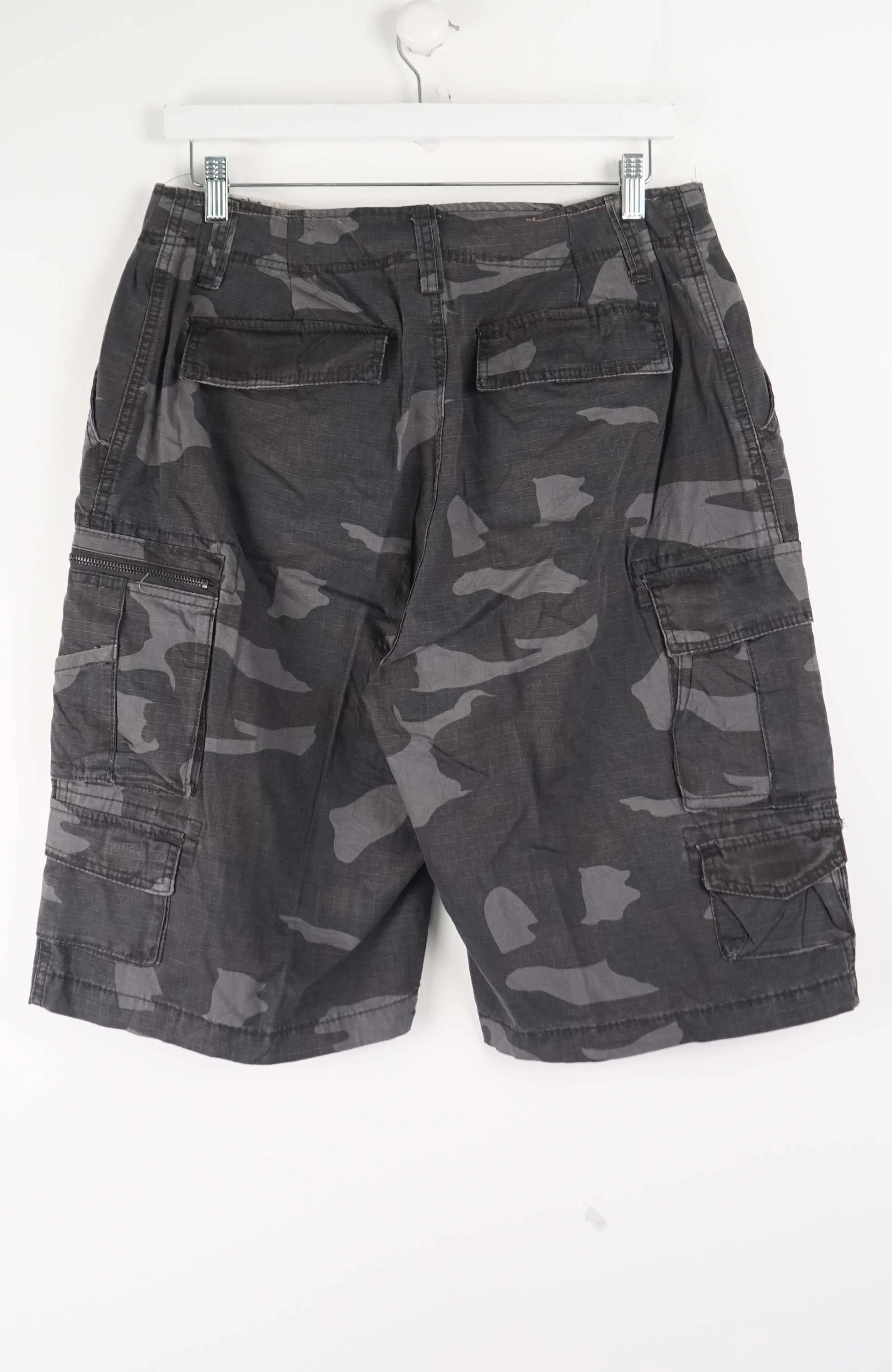 VINTAGE CAMO CARGO SHORTS W32 - Image 3