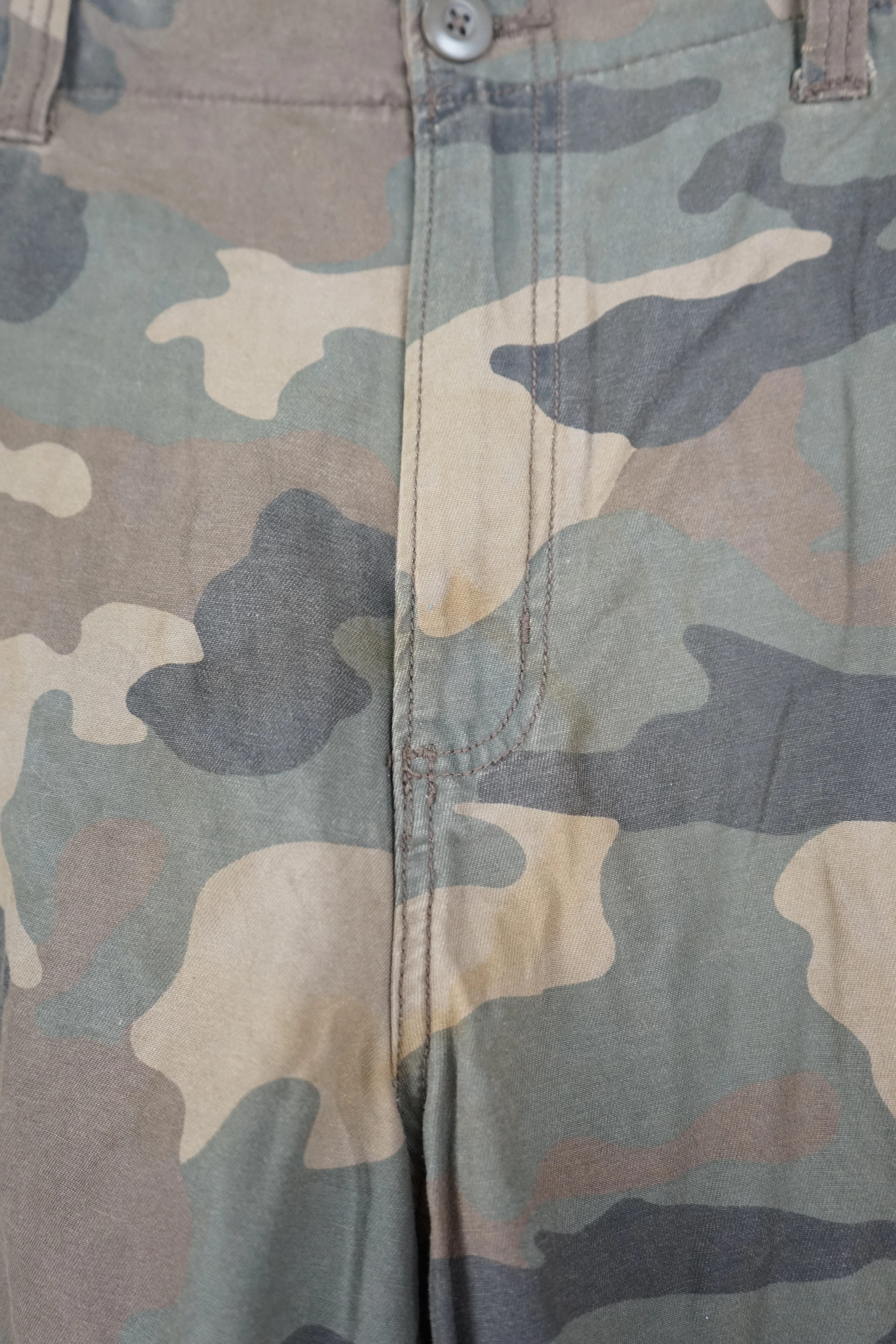 VINTAGE CAMO CARGO SHORTS W36 - Image 3