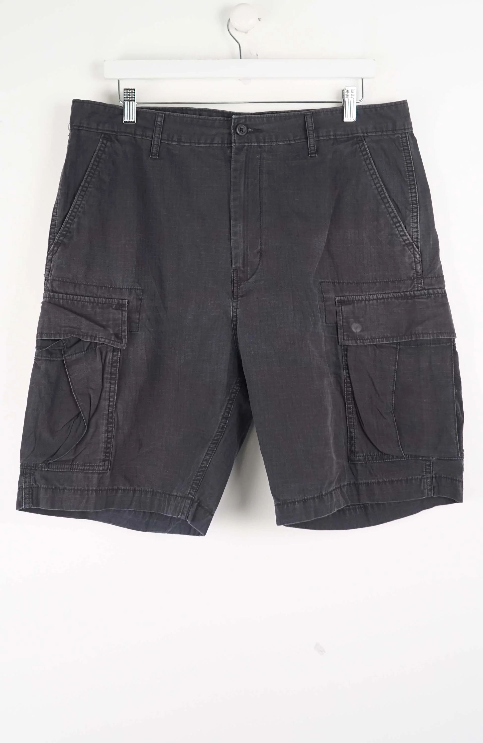 VINTAGE LEVI'S CARGO SHORTS W36