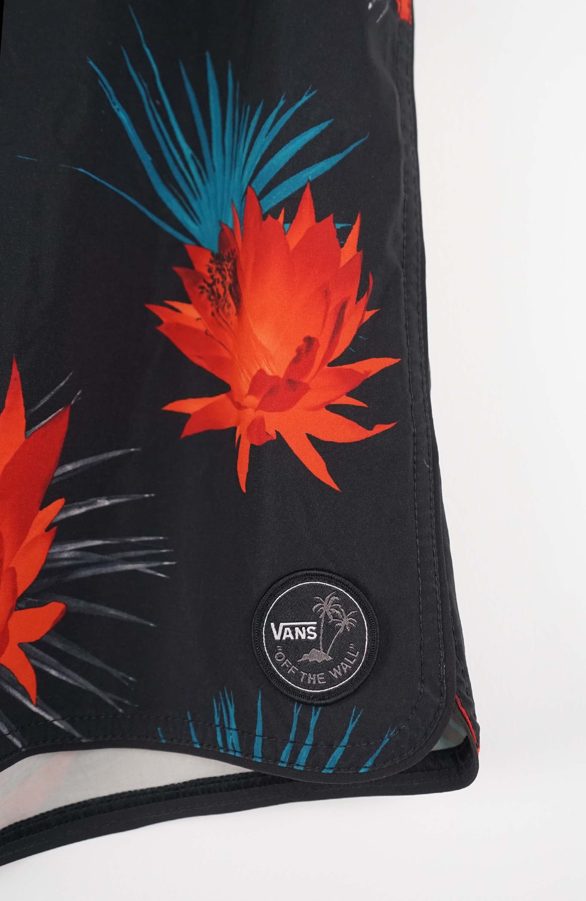 VINTAGE VANS BOARD SHORTS W34 - Image 2