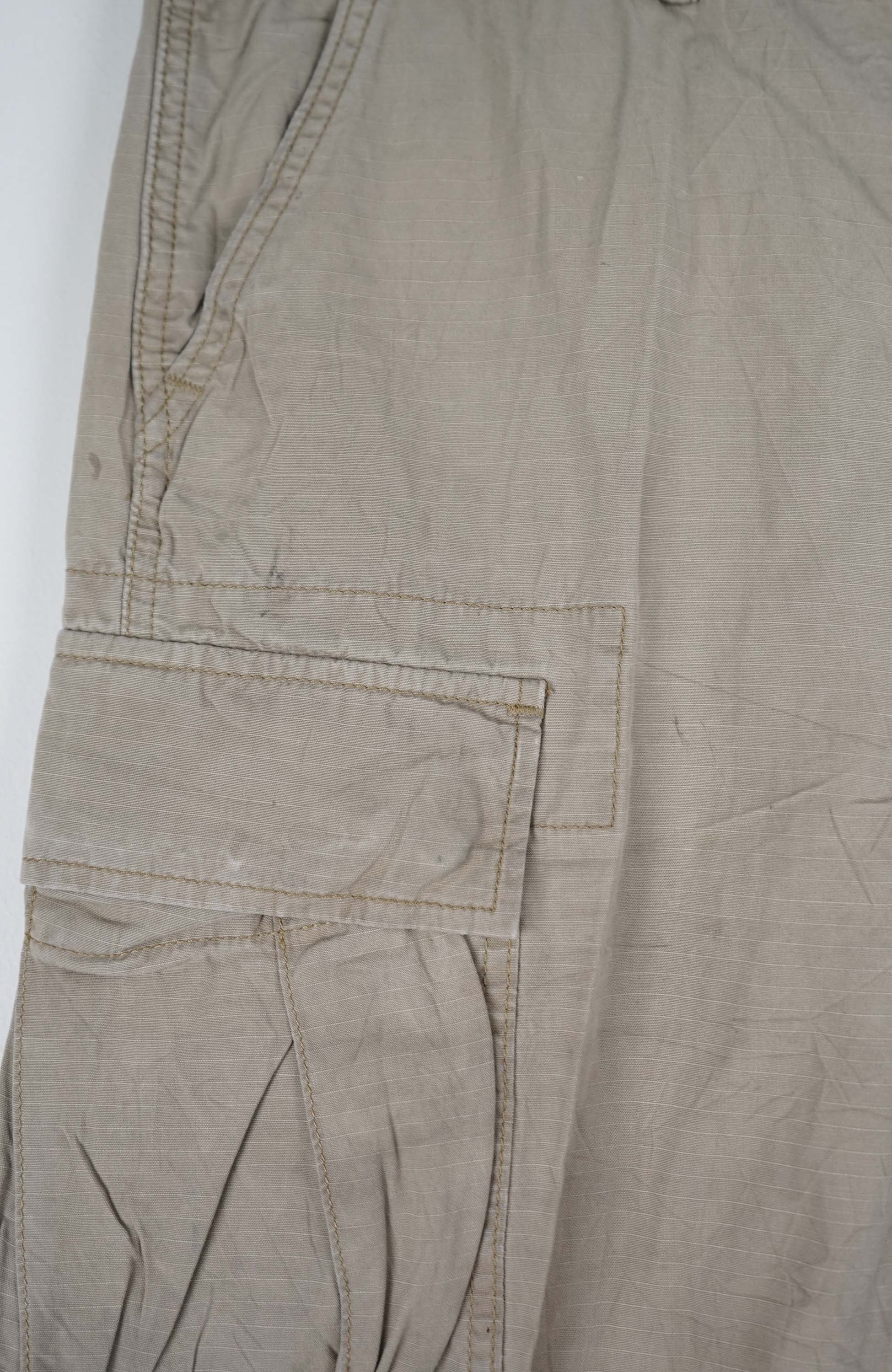 VINTAGE WRANGLER CARGO SHORTS W34 - Image 2
