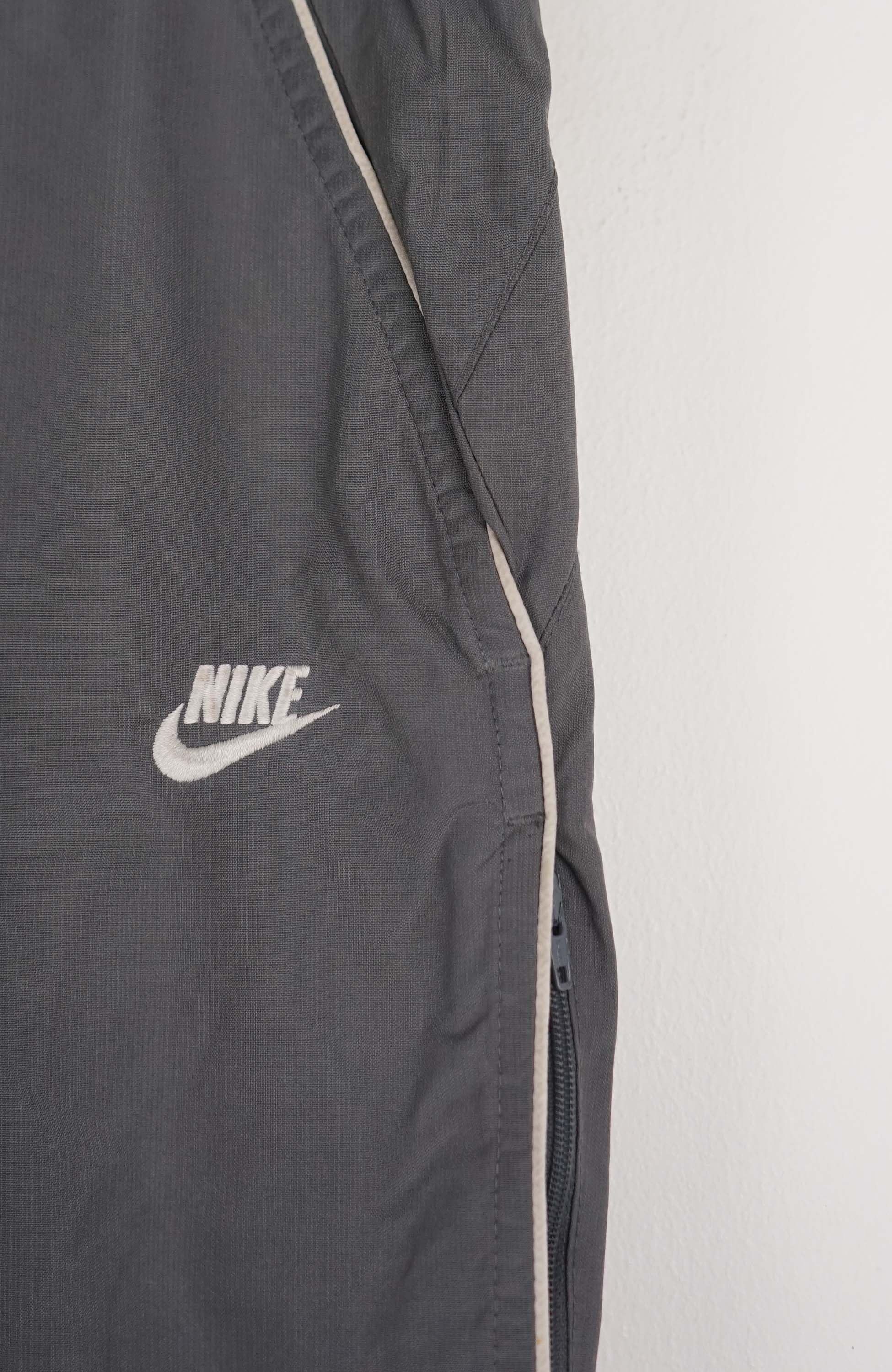 VINTAGE NIKE 3/4 TRACK PANT SHORTS (L) - Image 2