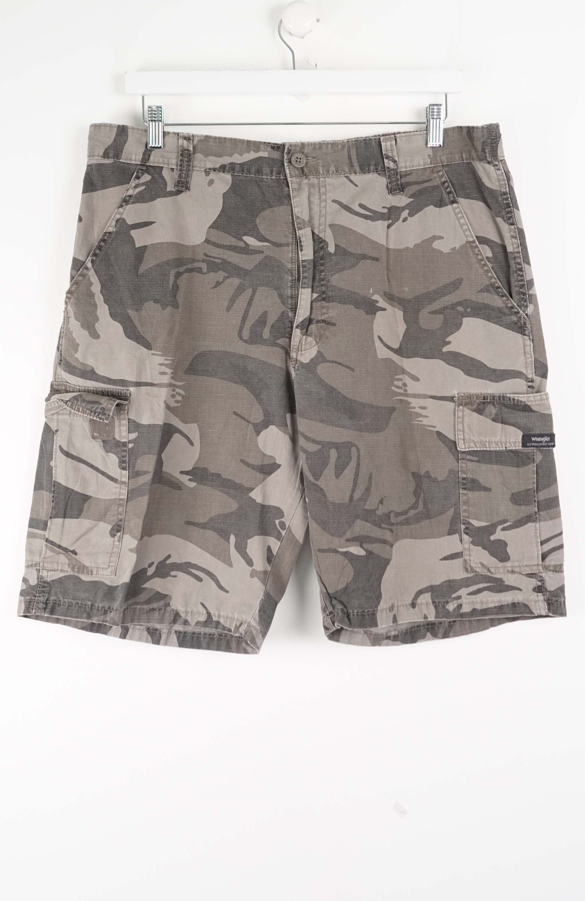 VINTAGE WRANGLER CAMO CARGO SHORTS W36
