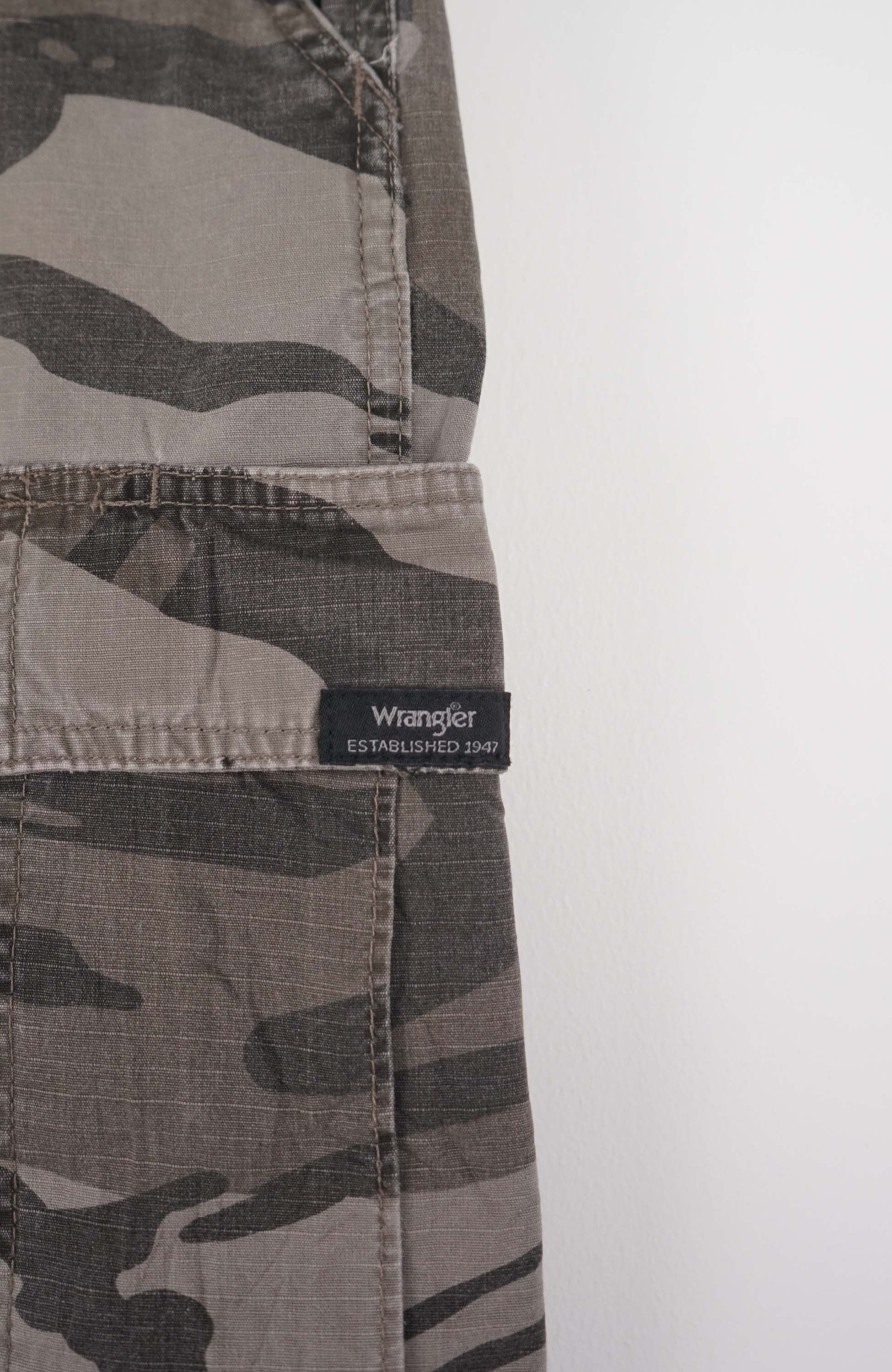 VINTAGE WRANGLER CAMO CARGO SHORTS W36 - Image 2