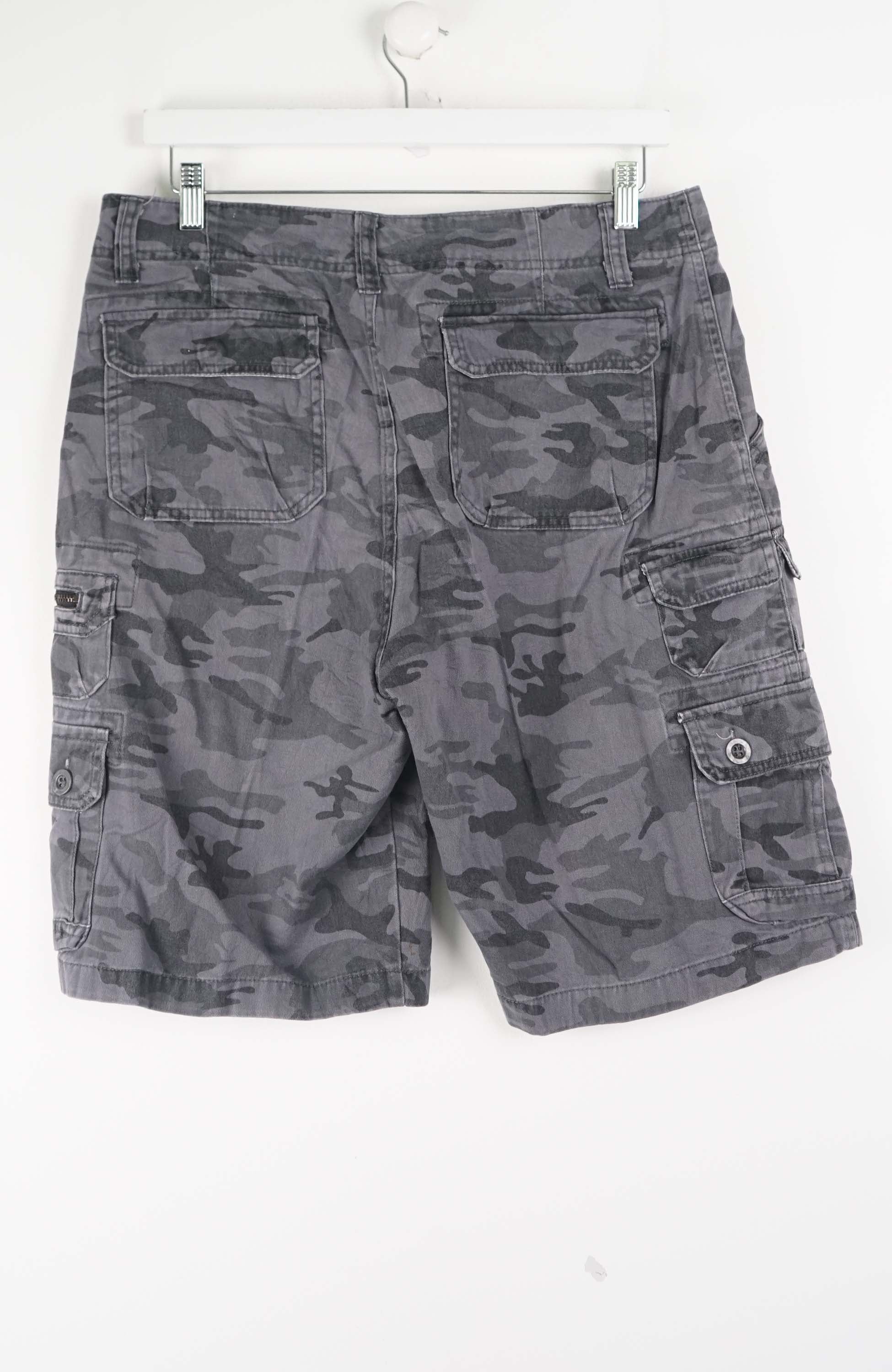 VINTAGE CAMO CARGO SHORTS W33 - Image 2