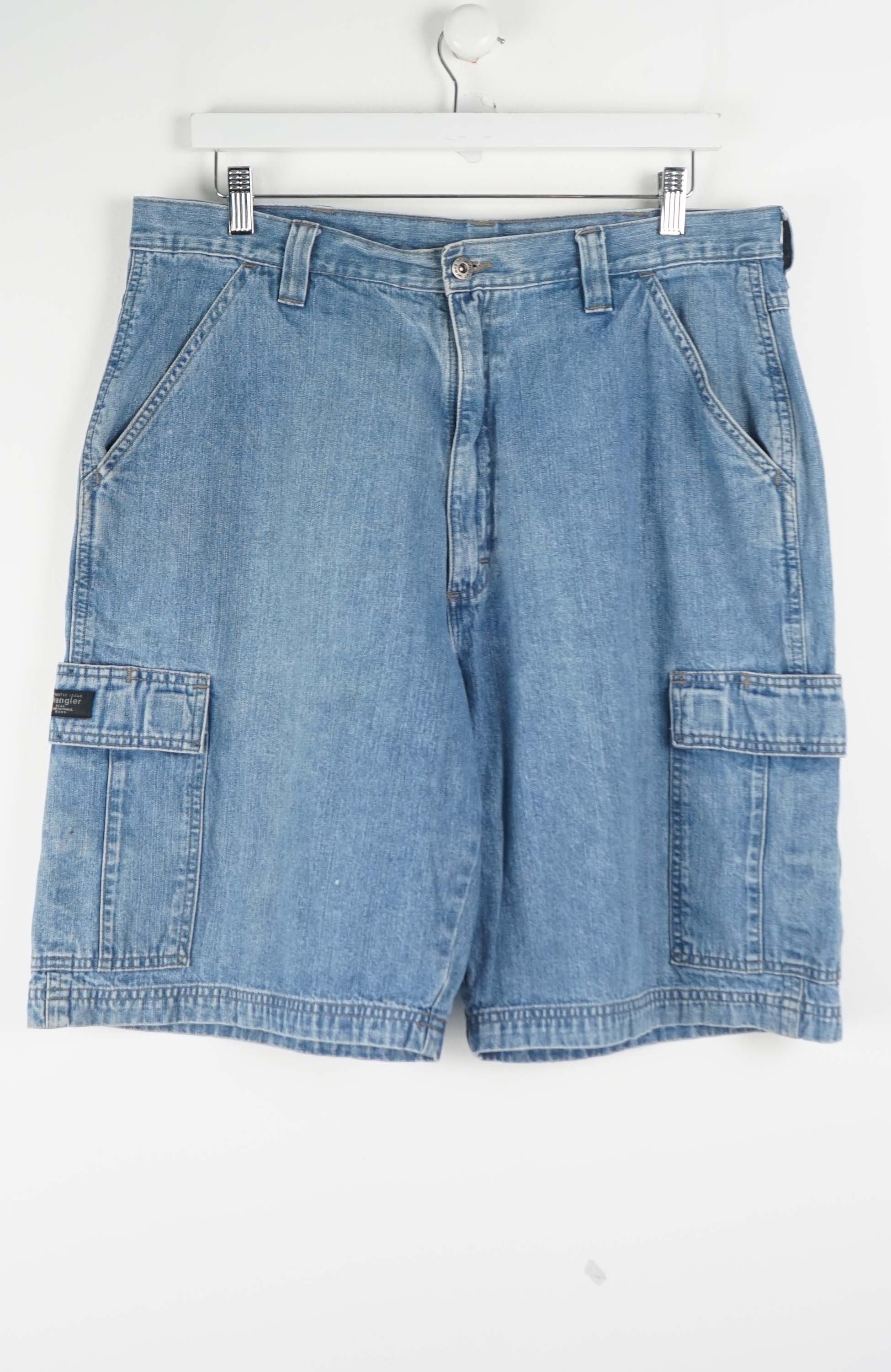 VINTAGE WRANGLER CARGO SHORTS W36