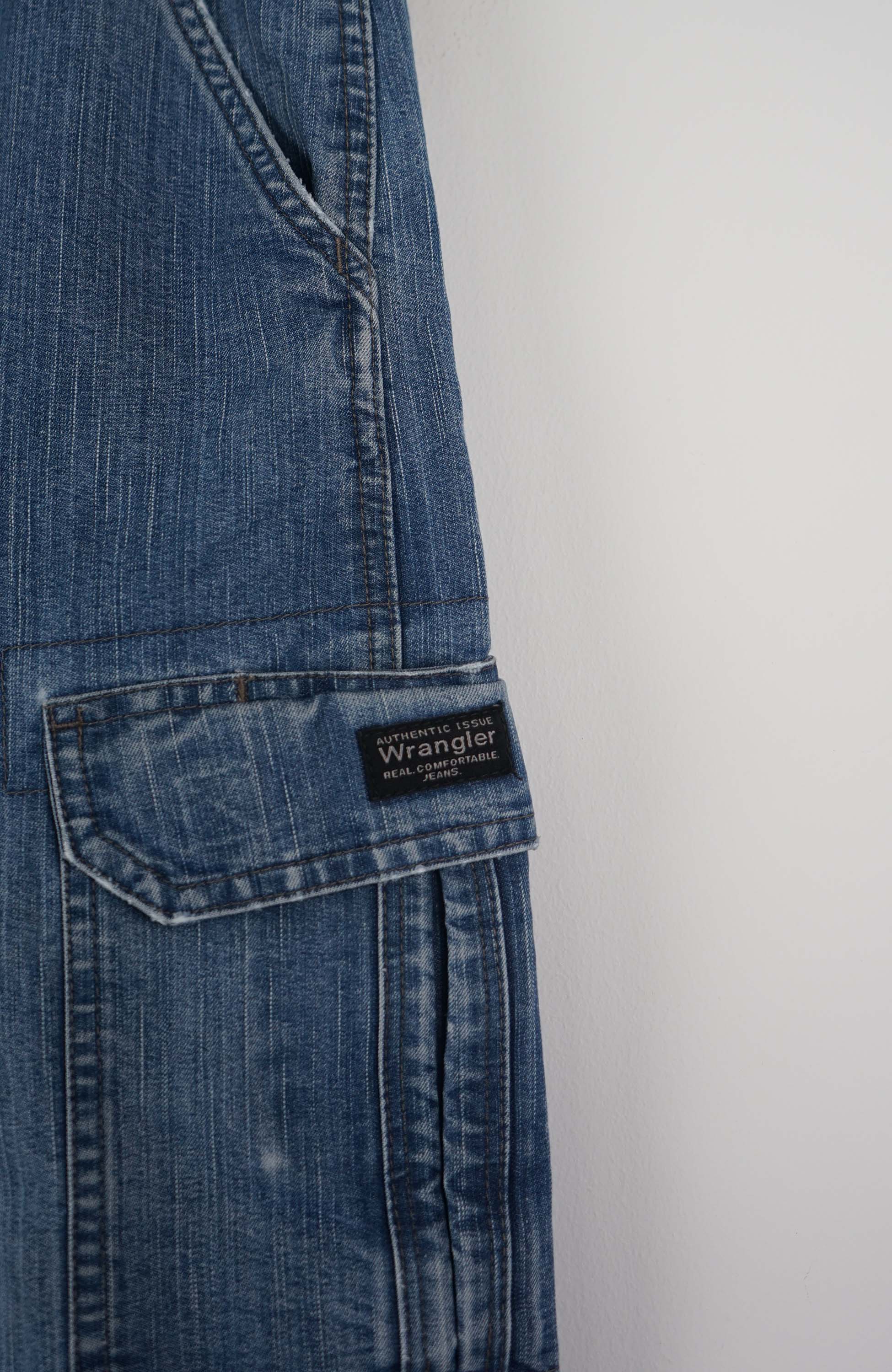 VINTAGE WRANGLER CARGO SHORTS W34 - Image 2