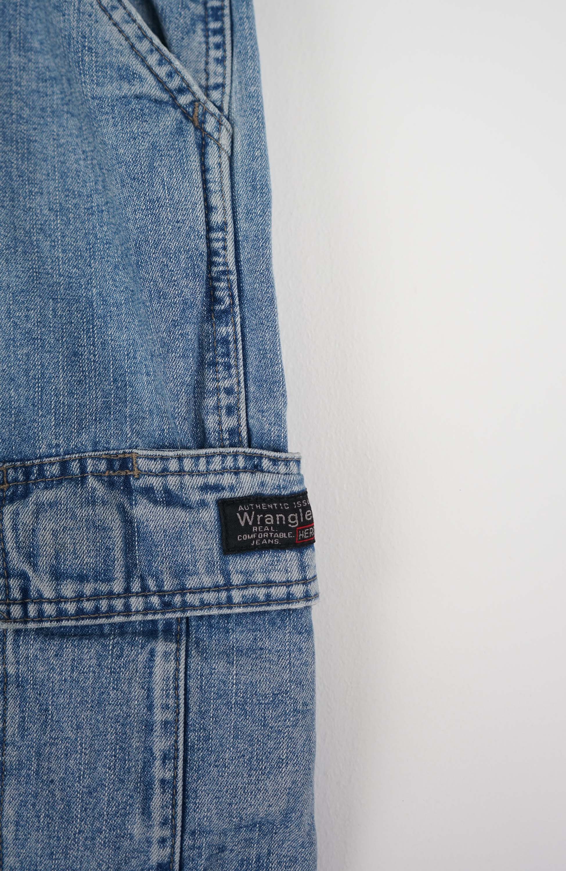 VINTAGE WRANGLER CARGO SHORTS W32 - Image 2