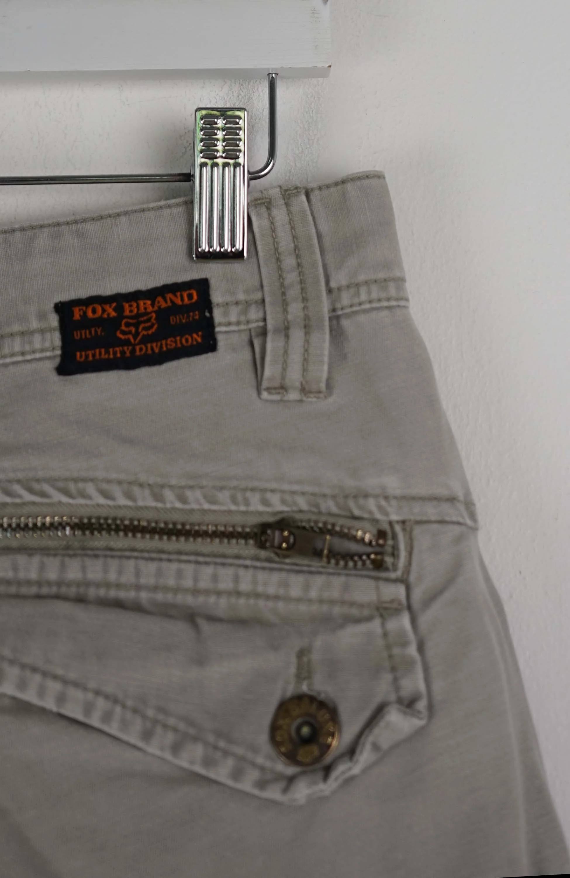 VINTAGE FOX BRAND CARGO SHORTS W34 - Image 3